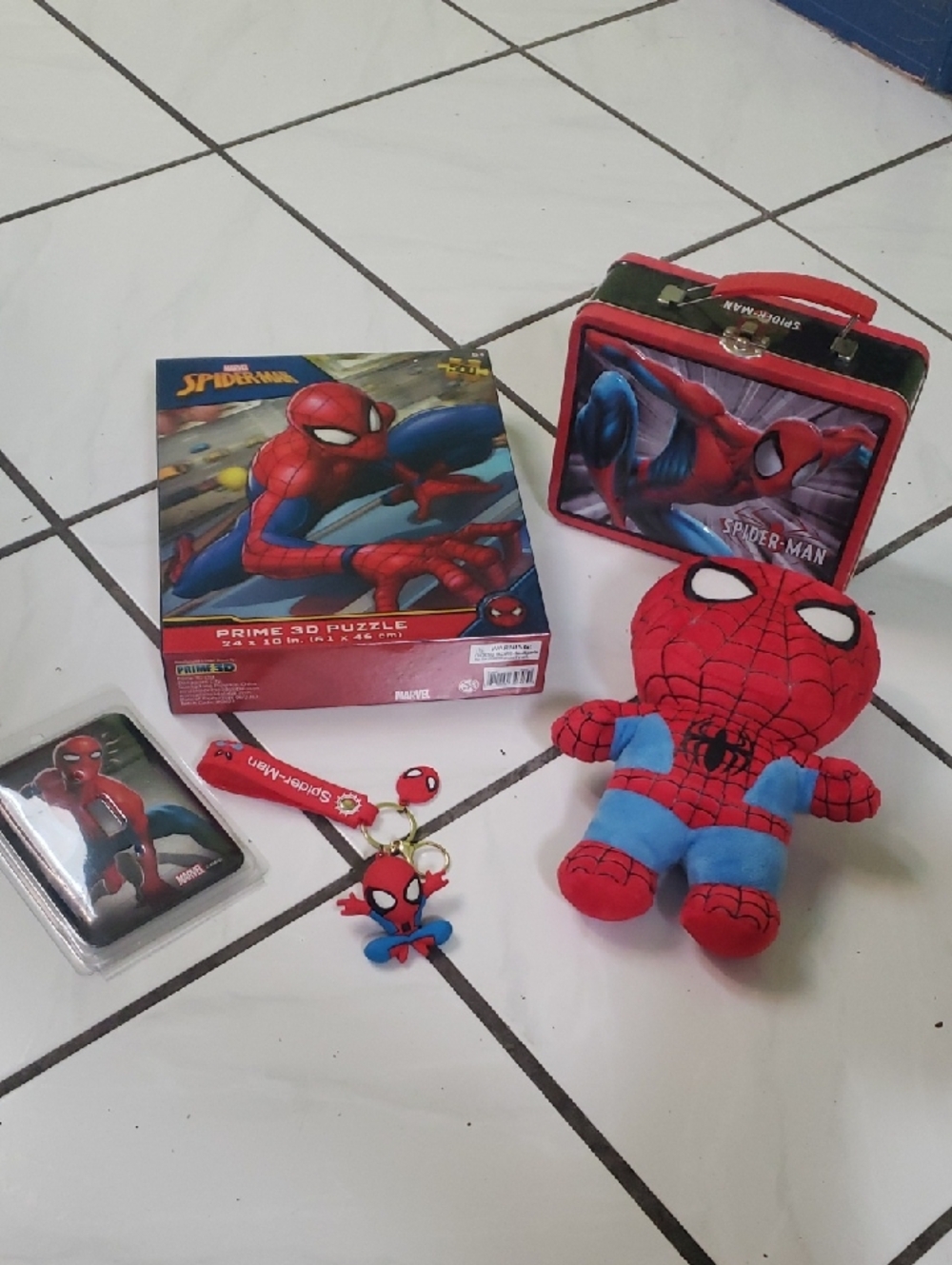 Brand new adorable "Marvel Spider-Man" red and blue  gift set (5), with plush